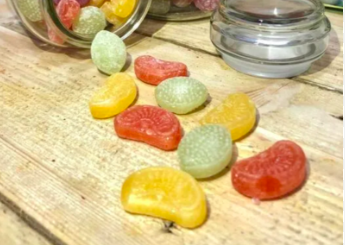 balas drops espalhadas em superfície de madeira